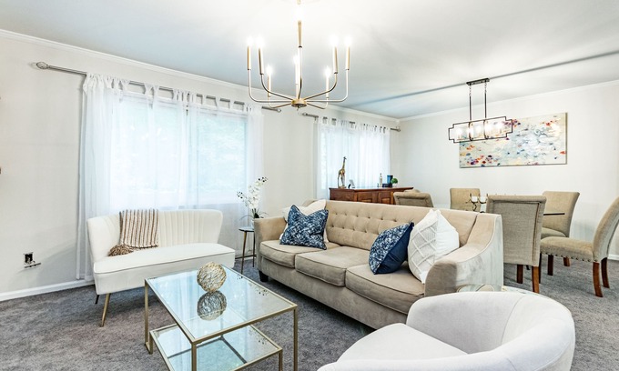 North Raleigh House | 5br golden beauty close to North Hills!