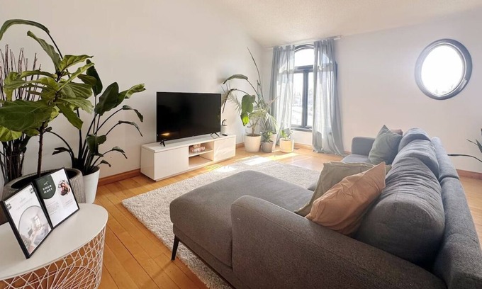 Gatineau House | 5BR Greenhouse + EV Charger - Perfect for Groups!