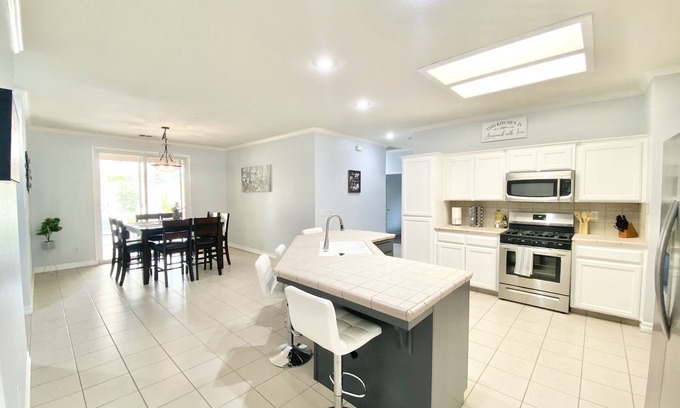 Visalia House | 5BR Home-CoolGel Memory Foam Mattress-Near Sequoia