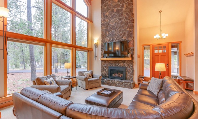 Sunriver Cabin | 5BR+Loft,5BA,3 King|Close to Village|SHARC Pool|Hot tub|A/C|WiFi|Bikes|EV Chrg