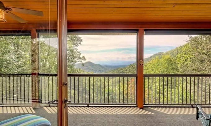 Franklin House | 5BR Mtn Retreat-Stunning Views & Dual Kitchens
