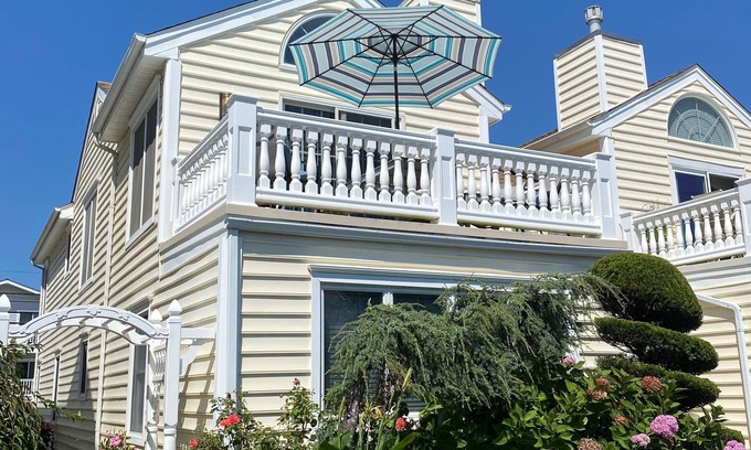 North End House | 5BR on Central Ave, 1.5 blocks from beach in Gold Coast