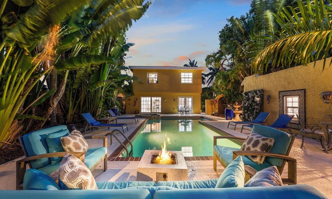 Old Northwood Villa | 5BR w/Heated Pool + Spa! 5 min to Palm Beach and Downtown!