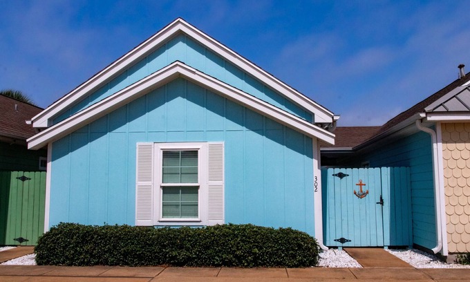 Corpus Christi House | 5min to Beach Family-Friendly Island Retreat Quiet Pool Access + Private Yard