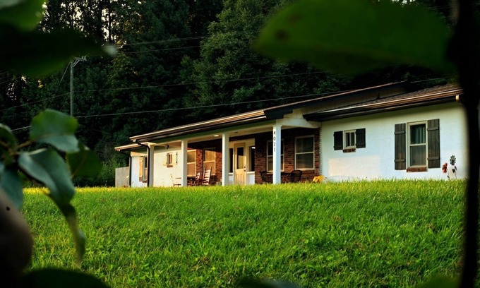 Andrews House | 5min to Breweries and 25min to Tail of the Dragon. Pool table + pet friendly!