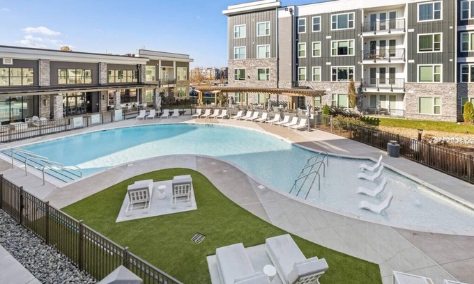 Metrocenter - North Rhodes Park Apartment | 5min to Broadway | Pool | King Bed | Gym | Parking