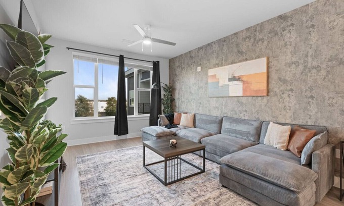 Metrocenter - North Rhodes Park Apartment | 5min to Broadway | Pool | King Bed | Gym | Parking