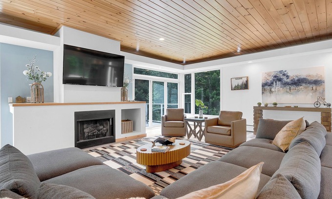 Bethel Cabin | 5mins to Bethel/Hot tub/Modern/Private/Fast Wi-fi