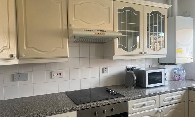 Hillingdon Apartment | 5mins walk to the tube station and amazing neighbourhood