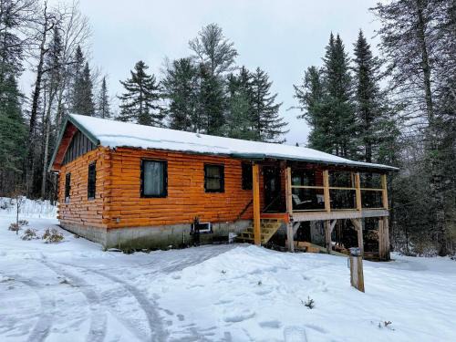 Bethlehem House | 5R Cozy log chalet in fantastic location. Ski, snowshoe, fish, explore! AC, pet friendly!
