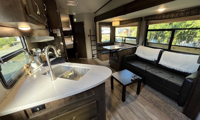 Regional District of Nanaimo House | 5th Wheel Glamping by the Ocean