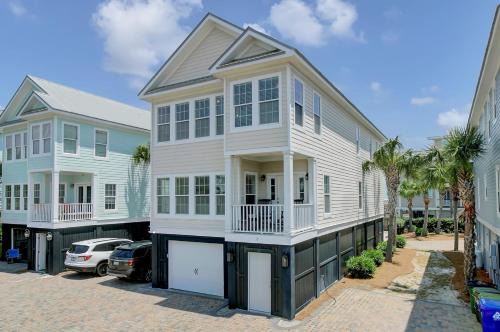 Isle of Palms House | 6 10th Avenue by AvantStay Steps to the Beach Pool 2691 sqft
