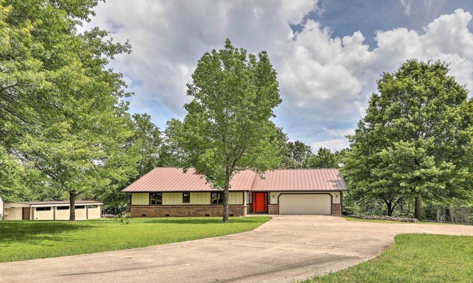 Rogers House | 6-Acre Rogers Retreat w/ Ramps on Beaver Lake!