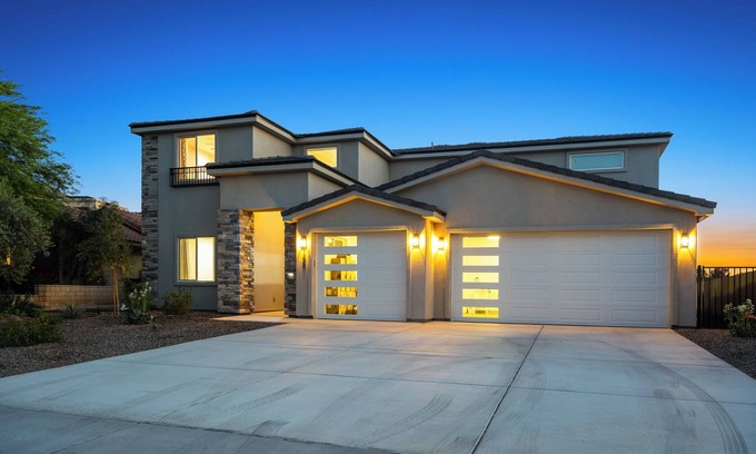 Bullhead City House | 6 BDR Modern Home w/River & Beach Access!