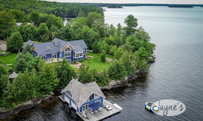 Bracebridge Cottage | 6 bdrm, 6 bath Luxury with 230' of frontage on Lake Muskoka! Min to Bracebridge!