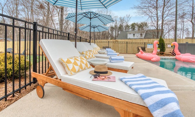 Greensboro House | 6 Bdrm Family Retreat! HotTub, FirePit, Basketball