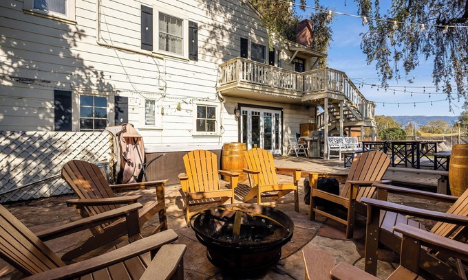San Martin House | 6 bdrm Farmhouse Estate with pool, bocce, pickle ball, hot tub & more!