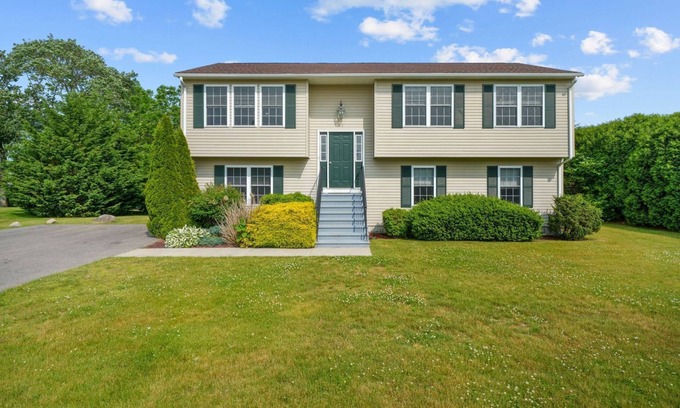 Eastward Look House | 6 Bed 3 Bath; pets welcome; private yard; outdoor shower; 3 kings 3 queen beds
