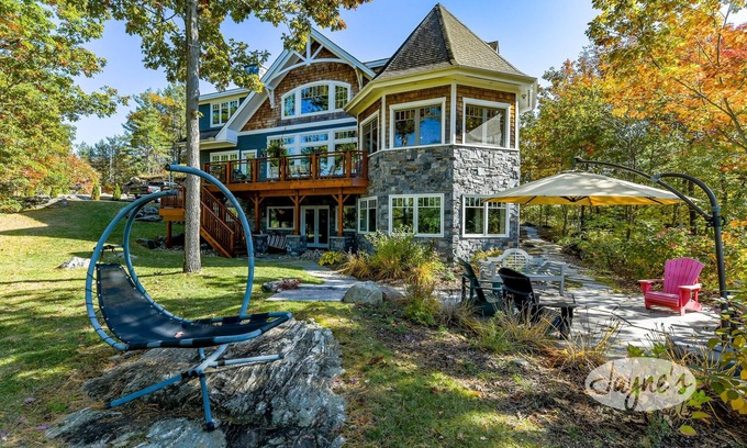 Gravenhurst Cottage | 6 bed 4 bath cottage on Lake Muskoka, Private, Boathouse, Hot tub!