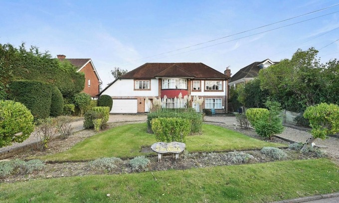 Hillingdon House | 6 Bed House on Prime Private Road in Ickenham
