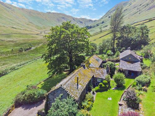 Martindale House | 6 Bed in Martindale 95344