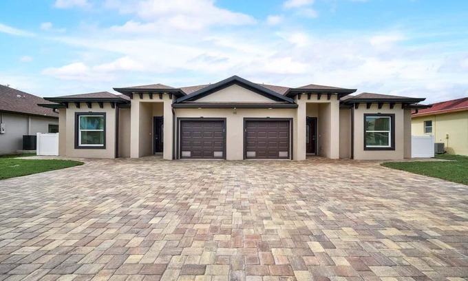 Rotonda West House | 6-bedroom 13 Guests New Duplex Near Oceans Family Retreat