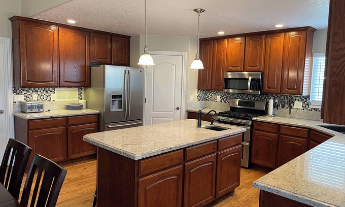 South Jordan House | 6 Bedroom, 4.5 Bathroom, 2 Kitchen - Spacious & Clean in Quiet Neighborhood