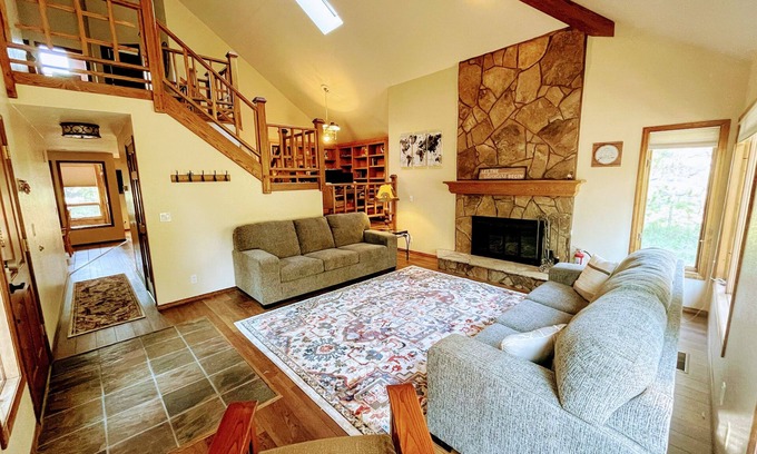 Sunriver House | ★6 bedroom - 4 Bath Retreat + Fort Rock Park -A/C -With SHARC Passes ★