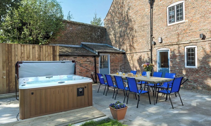 King's Lynn Cottage | 6 bedroom accommodation in Tilney All Saints, near King&rsquo;s Lynn