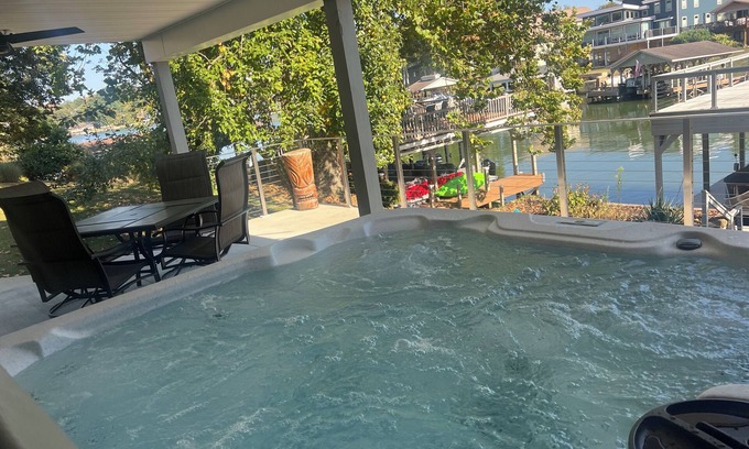 Howard House | 6 Bedroom Apple Valley Lakefront with Hot Tub Perfect for Large Families