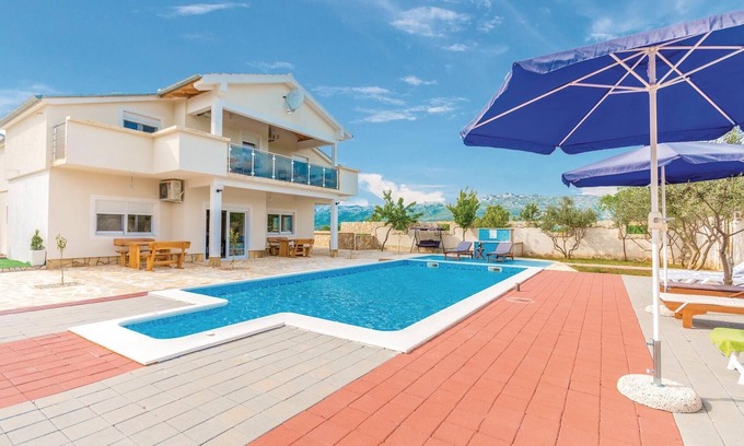 Bilisane House | 6 bedroom awesome home in Bilisane