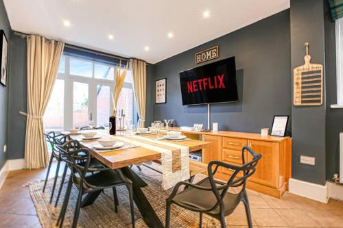 Newport Pagnell House | 6 Bedroom Detached House with Free Parking, Pool Table, Sky TV, Xbox, Free Parking, Super-Fast Wifi and Garden by Yoko Property