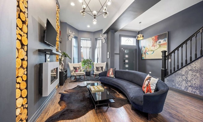 Bronzeville House | 6 Bedroom Guest House