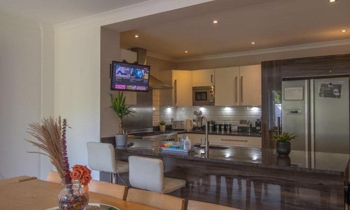 Luton House | 6 Bedroom Holiday Home with Hot Tub & Garden