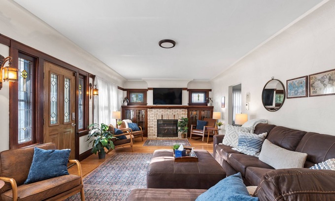 Bay View Apartment | 6 Bedroom Home I Bay View I Milwaukee