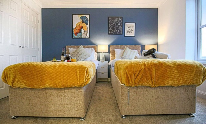 Milton Keynes House | 6 Bedroom House- Free Parking, Fast Wifi & SmartTV