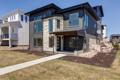 Park City House | 6-Bedroom House, Sleeps 25, Tesla Friendly, New Build Near PCMR, Rooftop Spa