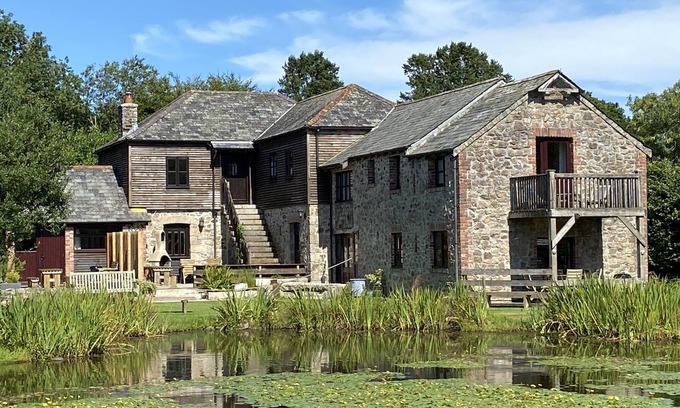 Callington Cottage | 6 bedroom Lakeside cottage with fishing, pool, hot tub games room & so much more