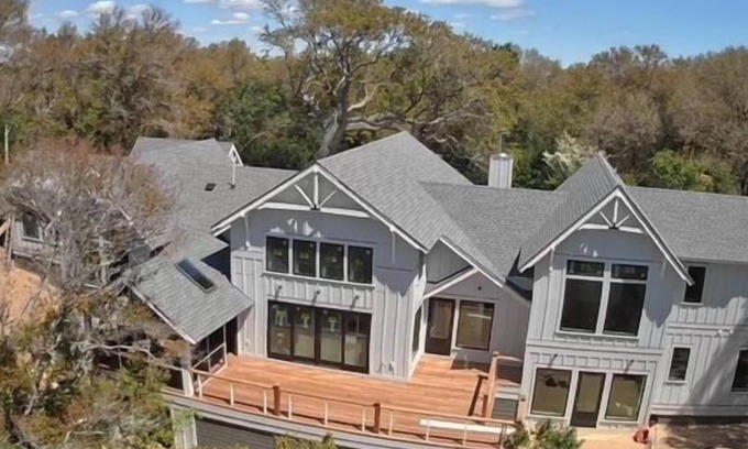 Middle Island Plantation House | 6 Bedroom Marsh front Farm House Estate - New Construction - Sleeps 20!