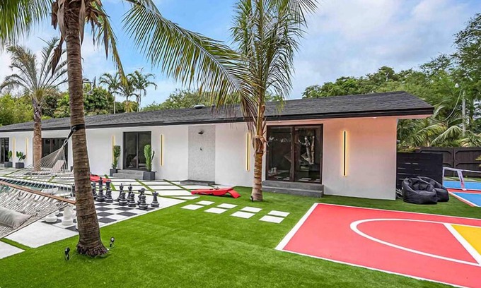 North Miami Villa | 6 Bedroom Miami Getaway Paradise Gated Parking