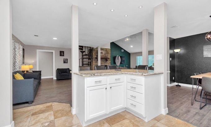 Kingwood House | 6-Bedroom Retreat, Pool & Spa: 25 Min Downtown GB