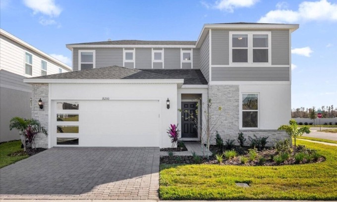 Four Corners House | 6 Bedrooms/4 Bathrooms/ Windsor Cay (16200SM)