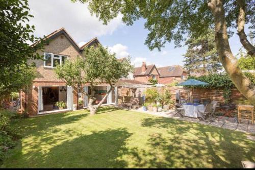 Maidenhead House | 6 bedrooms beautiful home 3 bathrooms, quiet location with garden near Legoland Windsor Heathrow