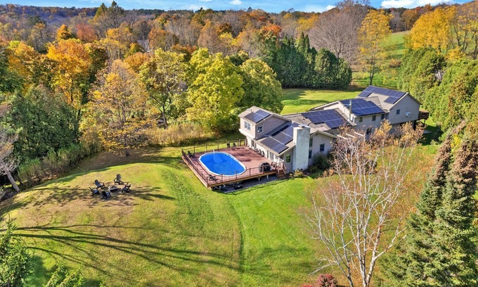 Lanesborough House | 6-BR Country Estate 14-Min. to Jiminy Peak