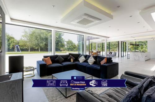 Rugby House | 6 BR Luxury House With Huge Garden and Cinema Room By Eason Stays Short Term Rental Rugby