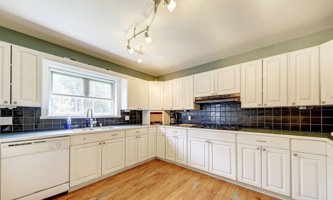 Bexley Cottage | 6 br stunning cottage in woods Own Waterfront