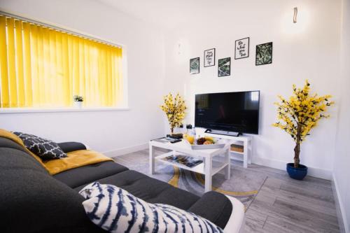Swindon Apartment | 6 CB - Spacious 2 Bedroom Apartment, Sleeps 3, Parking, Wifi