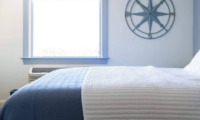 Newport Hotel | #6 | Comfy Room w/Queen-bed