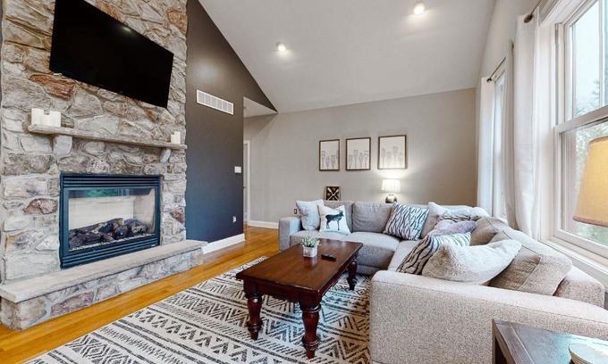 Lake Harmony House | 6 Fieldstone Ct