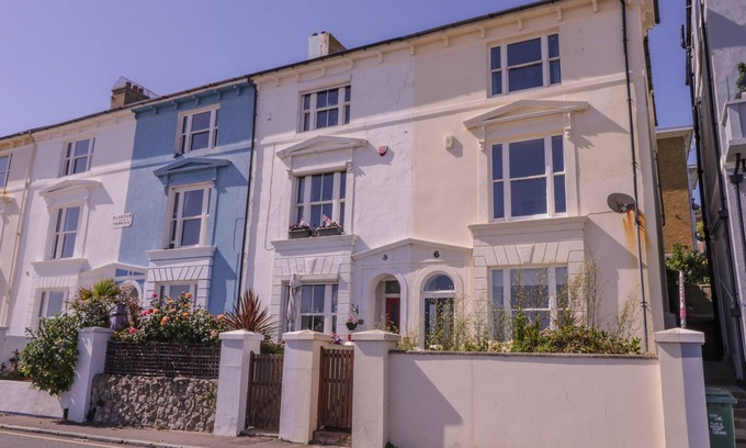 Folkestone Cottage | 6 GLOSTER TERRACE, pet friendly, with open fire in Sandgate
